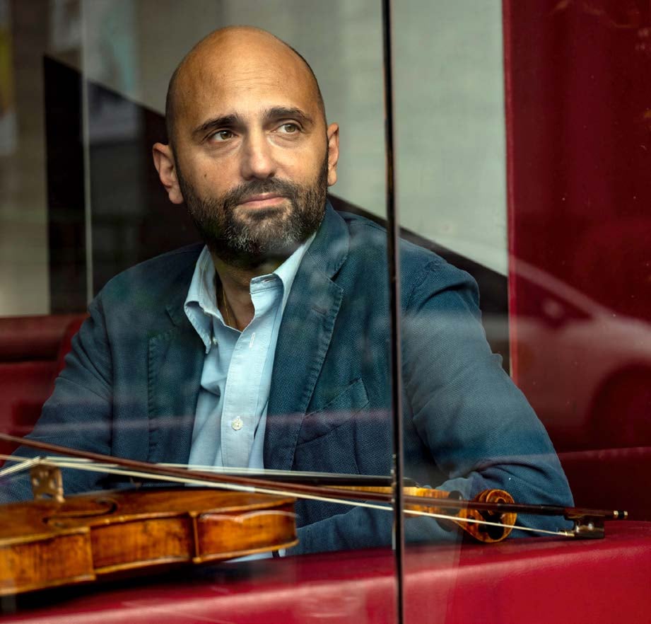 Ritratto di Simone Gramaglia con la viola