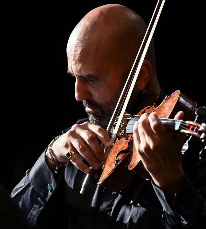 Simone Gramaglia alla viola in concerto